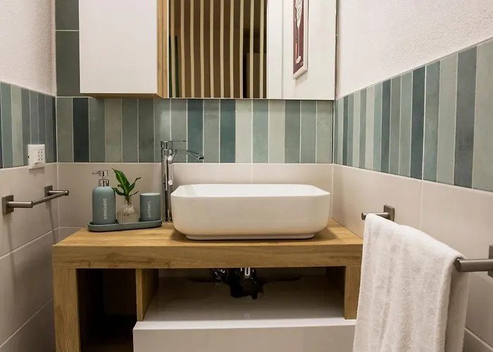 Lambrusco Monolocale Vicino Al Centro Di Universita E Policlinico *